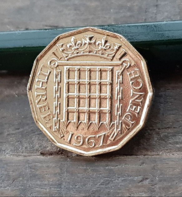 1953年~1967年英国3ペニーコイン 10枚 イギリス3ペンス ブラス美物 エリザベス女王 21mm x 2.5mm 4枚目の画像