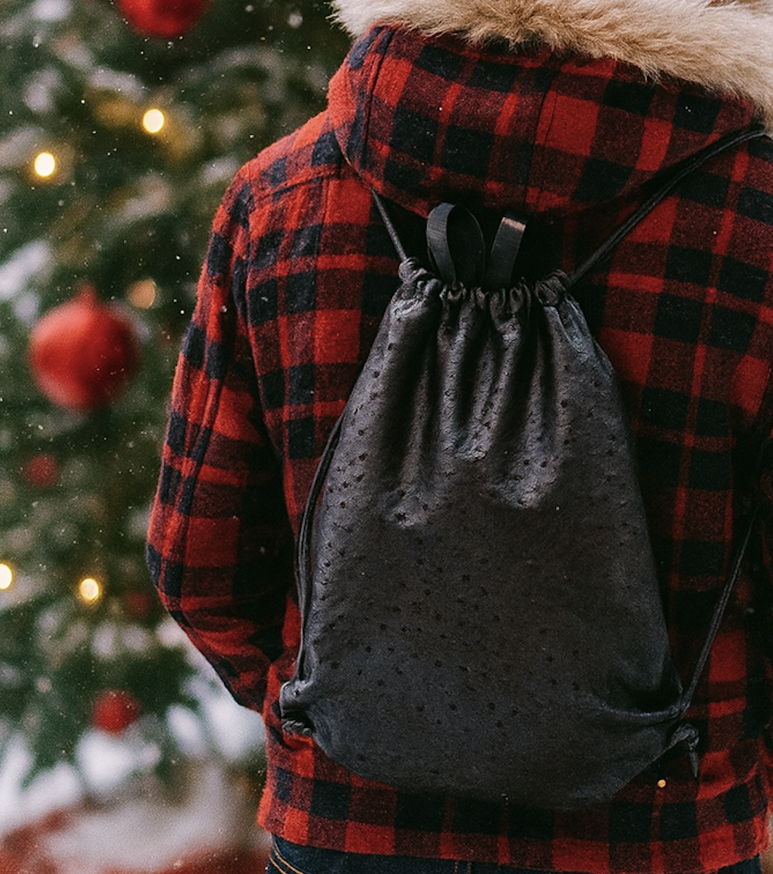 シックな大人の本革レザーナップサックバッグ　柔らかなブラックオーストリッチ柄のリュックサック　PCやA4サイズ収納