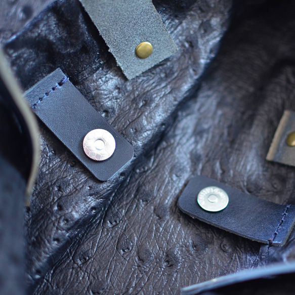 別緻真皮成人背包，柔軟黑色鴕鳥圖案背包，PC 和 A4 尺寸存儲 第6張的照片