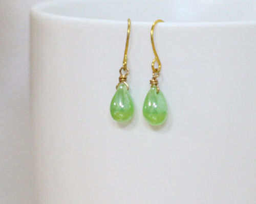 【ピアス】ガラスドロップ×ひねりチャーム オパールグリーン ピアス】ガラスドロップ×ひねりチャーム オパールグリーン ガラス