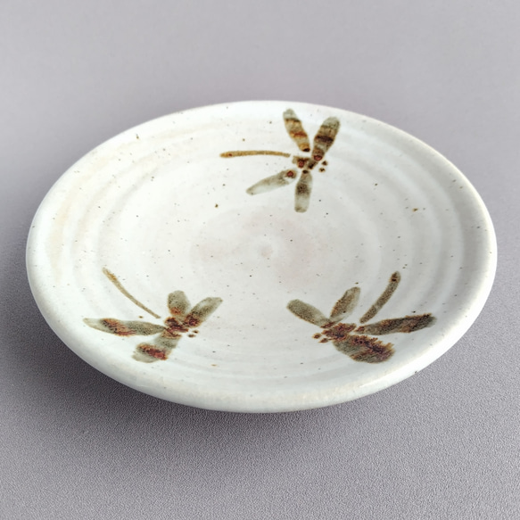 丸皿 白萩釉 トンボ絵 【商品番号：00429_A-B】 中皿 やきもの實陶
