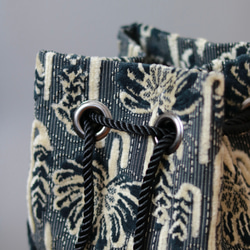 金華山織 ジャガードパイルファブリック　 巾着バッグ（チャコール） 6枚目の画像