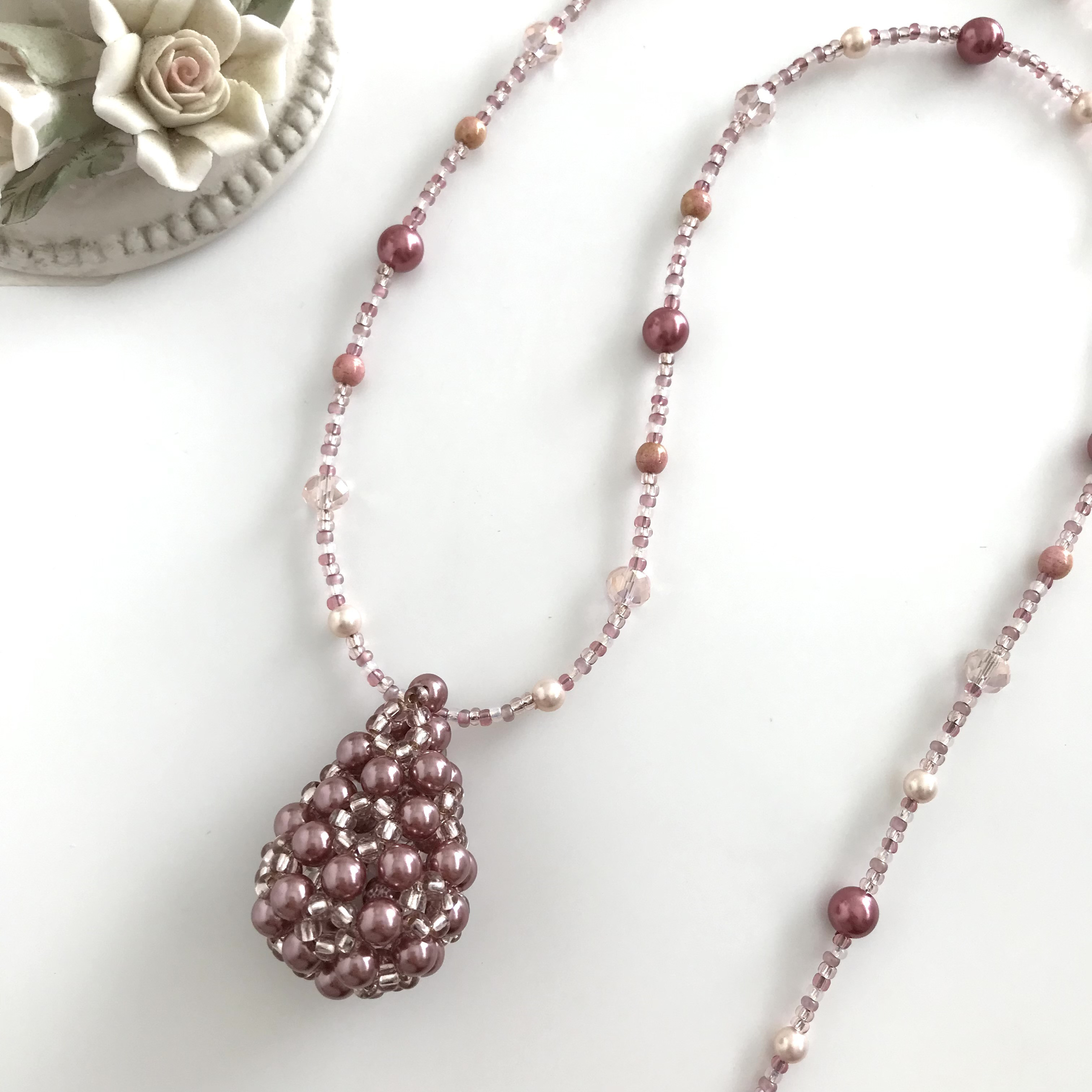 パール編みの しずく形 モチーフ ネックレス ピンク パステルカラー