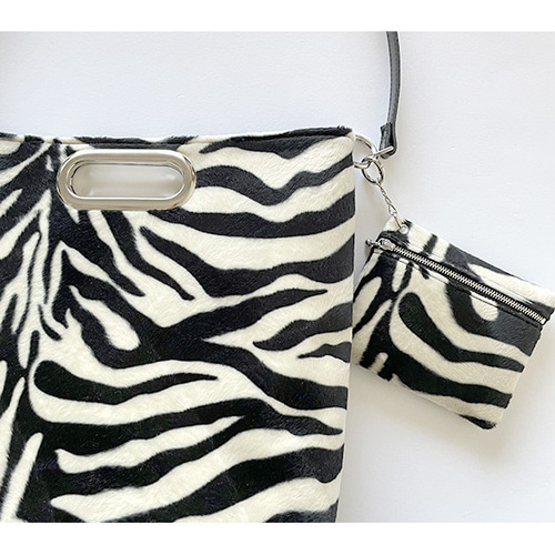 ゼブラ柄外付けポーチ／キーホルダーポーチ／バッグチャーム：バッグや
