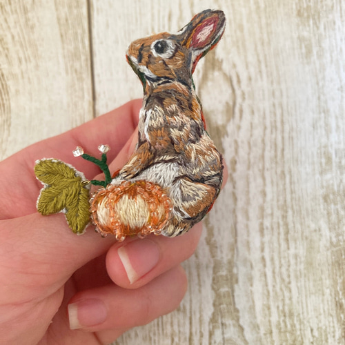 駆けるうさぎ 刺繍ブローチ くるみボタン ブローチ 刺繍ブローチ」の