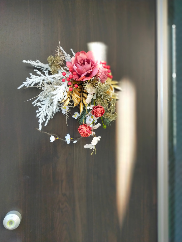 早割/毎年飾れる 華やかピオニーのお正月リース 玄関/アーティフィシャル 金 紅白 おしゃれお飾り creema限定 2枚目の画像