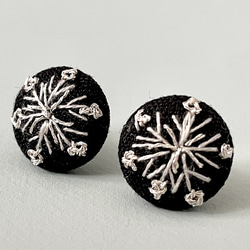 刺繍 ピアス  ノンホールピアス イヤリング 選べる金具 雪の結晶 冬におすすめ 7枚目の画像