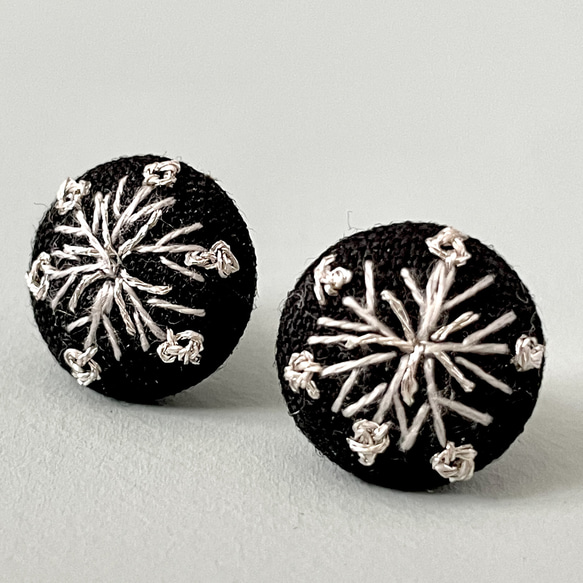 刺繍 ピアス  ノンホールピアス イヤリング 選べる金具 雪の結晶 冬におすすめ 7枚目の画像