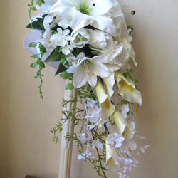 カサブランカのキャスケードブーケ♪ブートニア付き♪生花みたいに綺麗な造花です♪高品質なのに安い 5枚目の画像