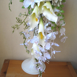 カサブランカのキャスケードブーケ♪ブートニア付き♪生花みたいに綺麗な造花です♪高品質なのに安い 3枚目の画像