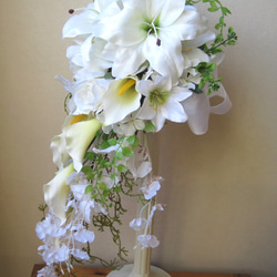 カサブランカのキャスケードブーケ♪ブートニア付き♪生花みたいに綺麗な造花です♪高品質なのに安い 4枚目の画像