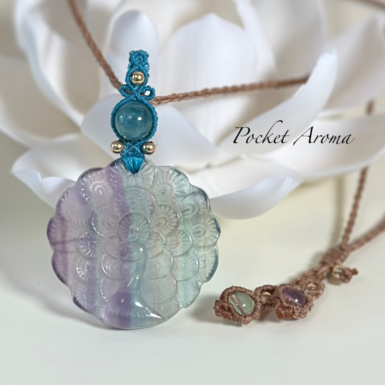 『蛍』フローライトカービングドロップとグリーンカイヤナイトのマクラメペンダント