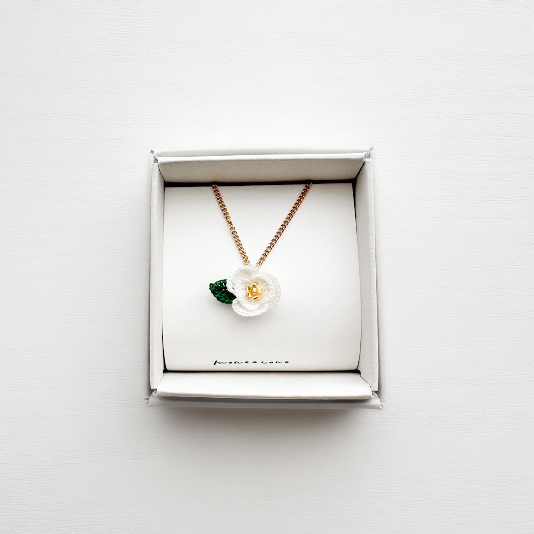 Creema限定『 白ツバキ 』ネックレス｜サージカルステンレス｜14kgf｜冬｜クリスマス｜