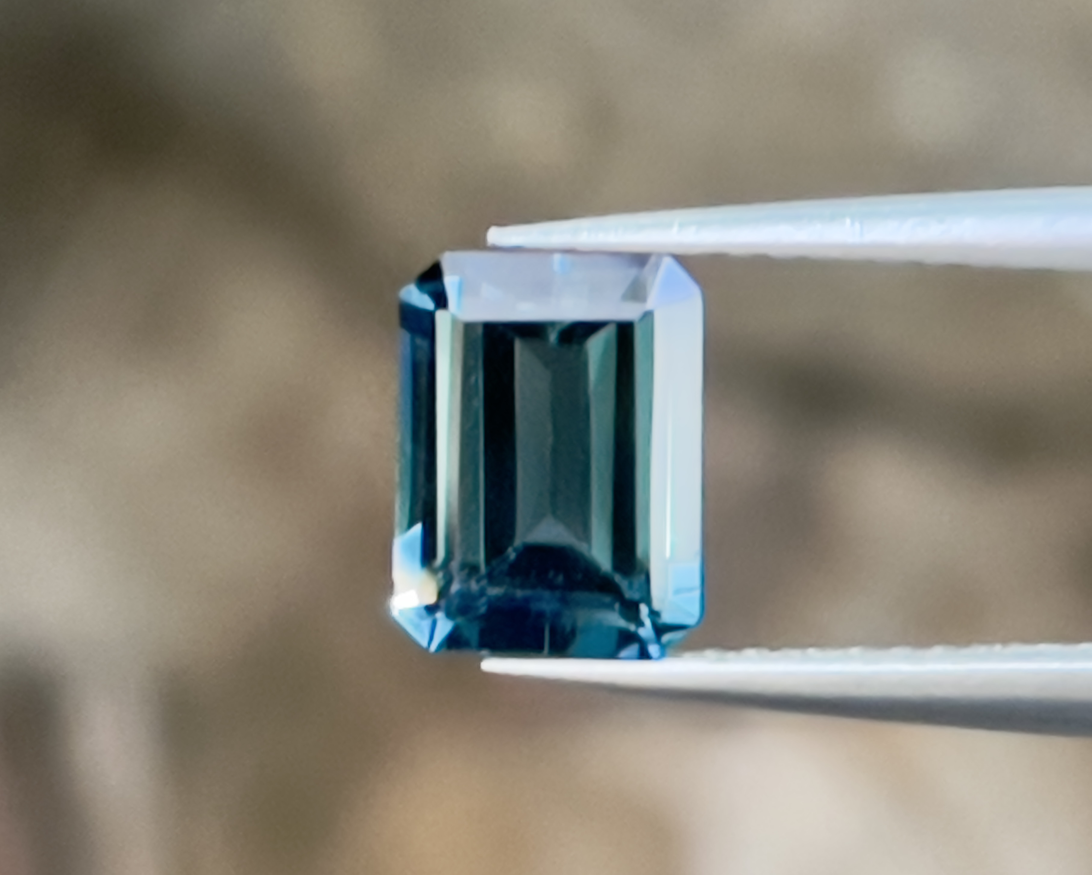 ロンドンブルートパーズ 2.16カラット エメラルドカット 美しいブルーカラーの天然石