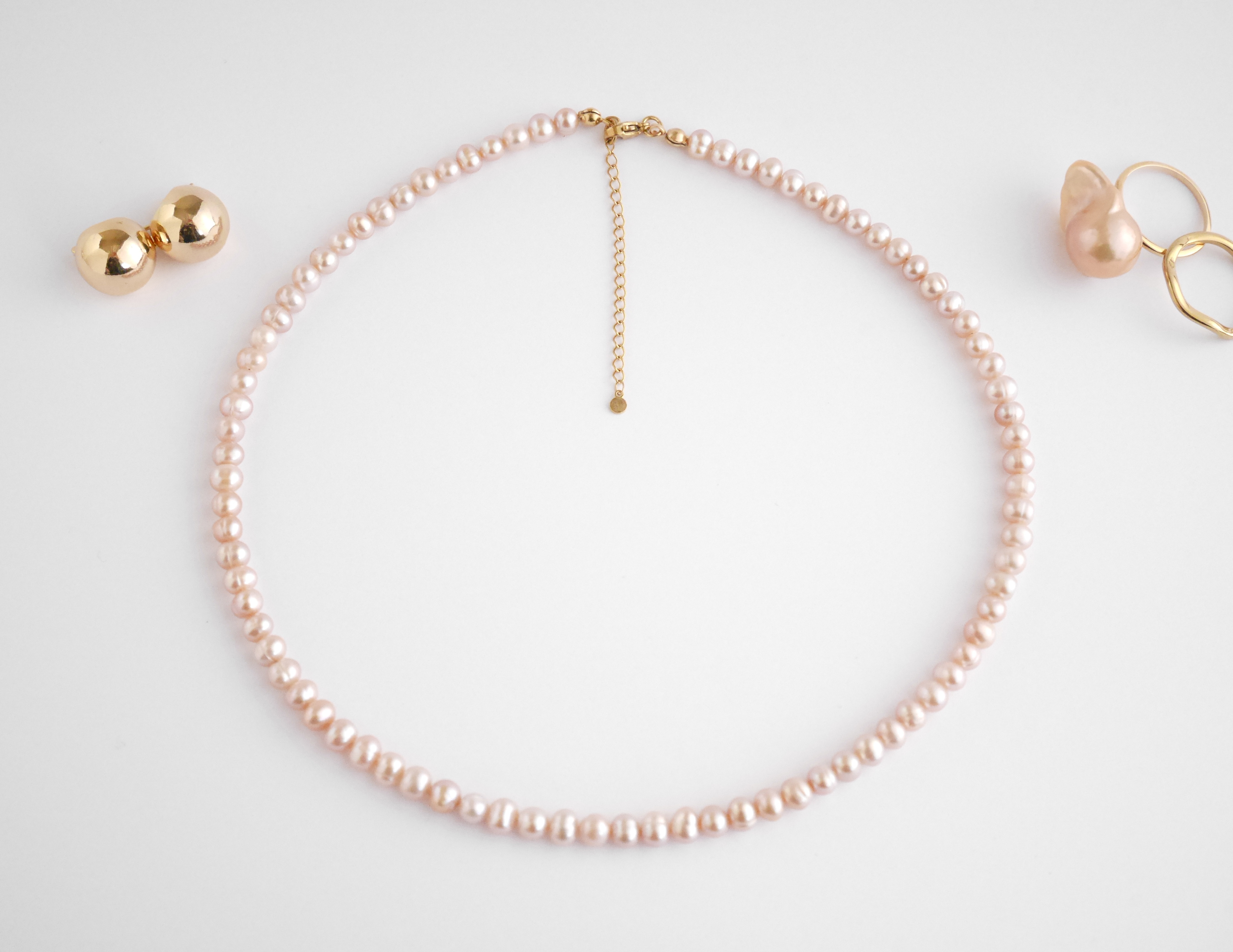 《Komore》ピンク系バロックパールの小粒ネックレス｜金属アレルギー対応／おしゃれなくすみ色