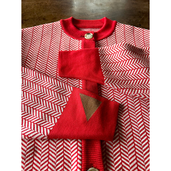 RATA❤️秋冬春都適合❤️一款色彩個性的「裝飾開衫」❤️國內原創❤️人字紋❤️紅色 第13張的照片