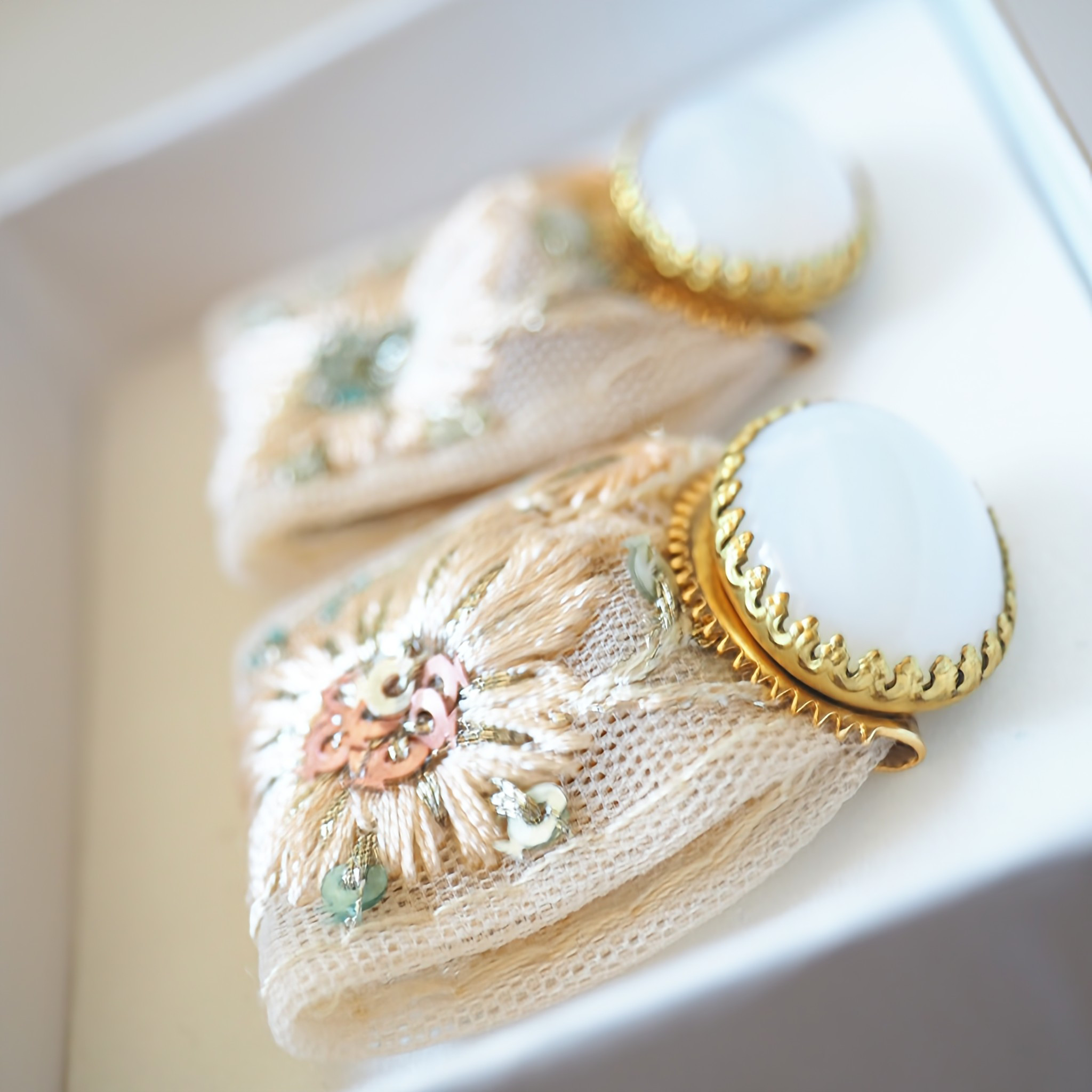 《インド刺繍リボン(ベージュ)とガラスオパールのタッセルピアス》