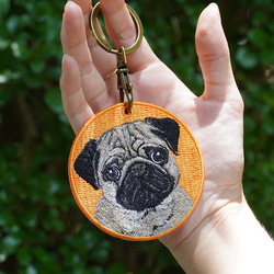 キーホルダー 犬 刺繍 パグ オレンジ 動物 愛犬 プレゼント 両面 ストラップ バッグチャーム or-012 1枚目の画像