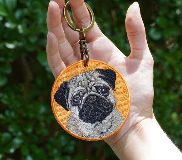 キーホルダー 犬 刺繍 パグ オレンジ 動物 愛犬 プレゼント 両面 ストラップ バッグチャーム or-012 1枚目の画像