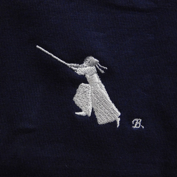 剣士のワンポイント刺繍入りTシャツ　6.2オンス　男女兼用　 1枚目の画像