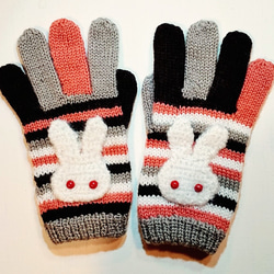 ボーター模様の手編み五本指手袋（赤目のシロウサギ） 3枚目の画像