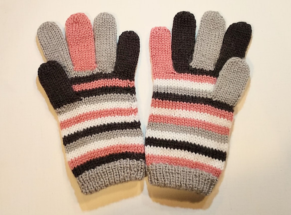 ボーター模様の手編み五本指手袋（赤目のシロウサギ） 4枚目の画像