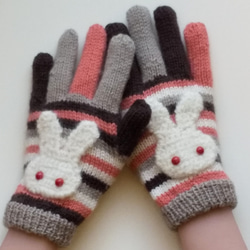 ボーター模様の手編み五本指手袋（赤目のシロウサギ） 1枚目の画像