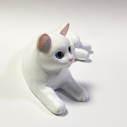 オッドアイの白猫の置物 3枚目の画像