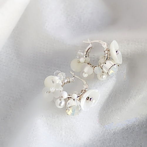 ヴィンテージボタン♡ホワイトのダブルフラワーピアス／イヤリング ヴィンテージボタン♡ホワイトのダブルフラワーピアス