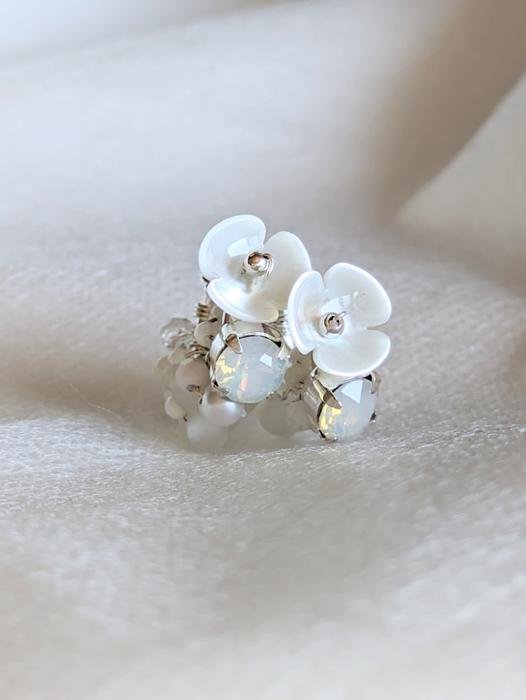 SV925 白蝶貝花 ホワイトシェルクリスタルフラワー フープピアス