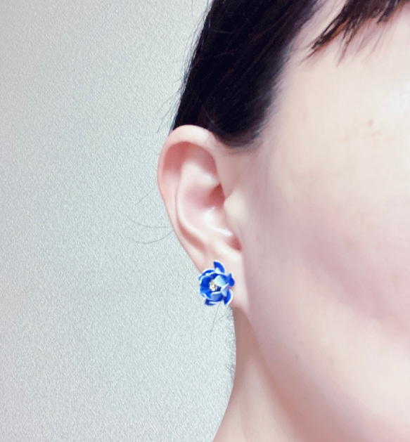 陶器のような蓮の花ピアス【るり色】 5枚目の画像