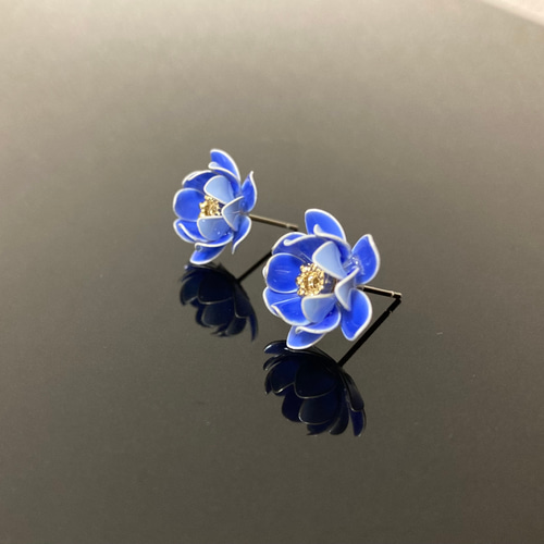 陶器のような蓮の花ピアス【るり色】 ピアス(スタッド・一粒 陶器のような蓮の花ピアス【るり色】 ピアス(スタッド・一粒
