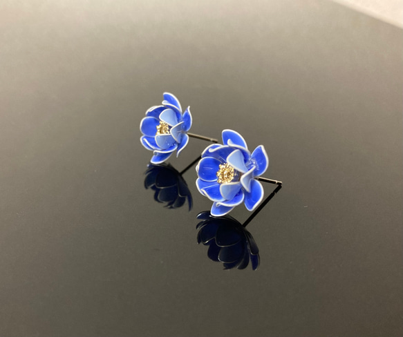 陶器のような蓮の花ピアス【るり色】 2枚目の画像