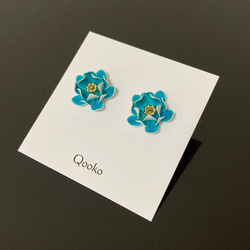 陶器のような蓮の花ピアス【ひすい色】 4枚目の画像
