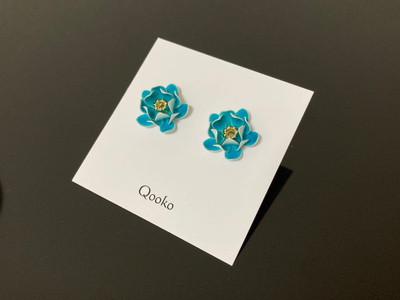 陶器のような蓮の花ピアス【ひすい色】 4枚目の画像