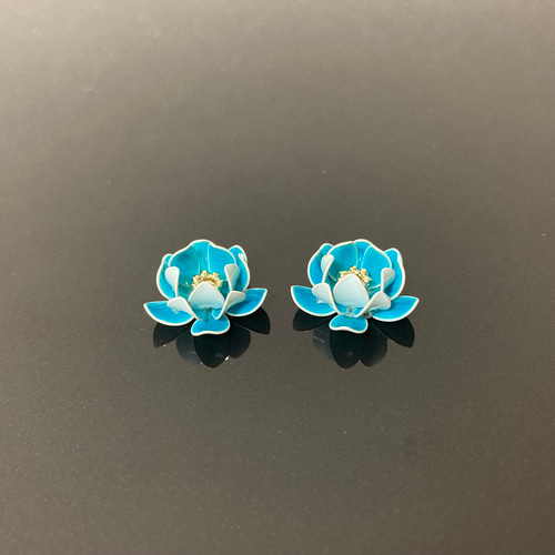 陶器のような蓮の花ピアス【ひすい色】 ピアス（スタッド・一粒