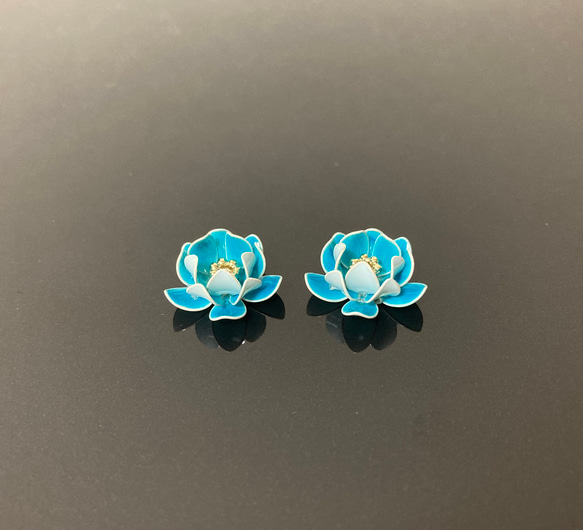 陶器のような蓮の花ピアス【ひすい色】 3枚目の画像