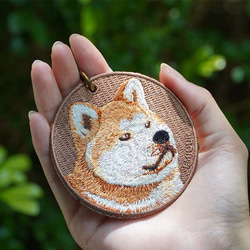 キーホルダー 犬 刺繍 秋田犬 日本犬 プレゼント 両面 ストラップ バッグチャーム ペットロス ギフト or-031 1枚目の画像