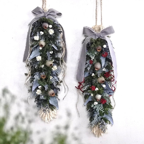 ドライフラワーꕤ︎︎バラと木の実いっぱいクリスマス縦長ガーランドꕤアンティーク 𖤣𖥧𖥣𖡡𖥧𖤣 アトリエワークショップ。 縦型ガーランド。 30cm