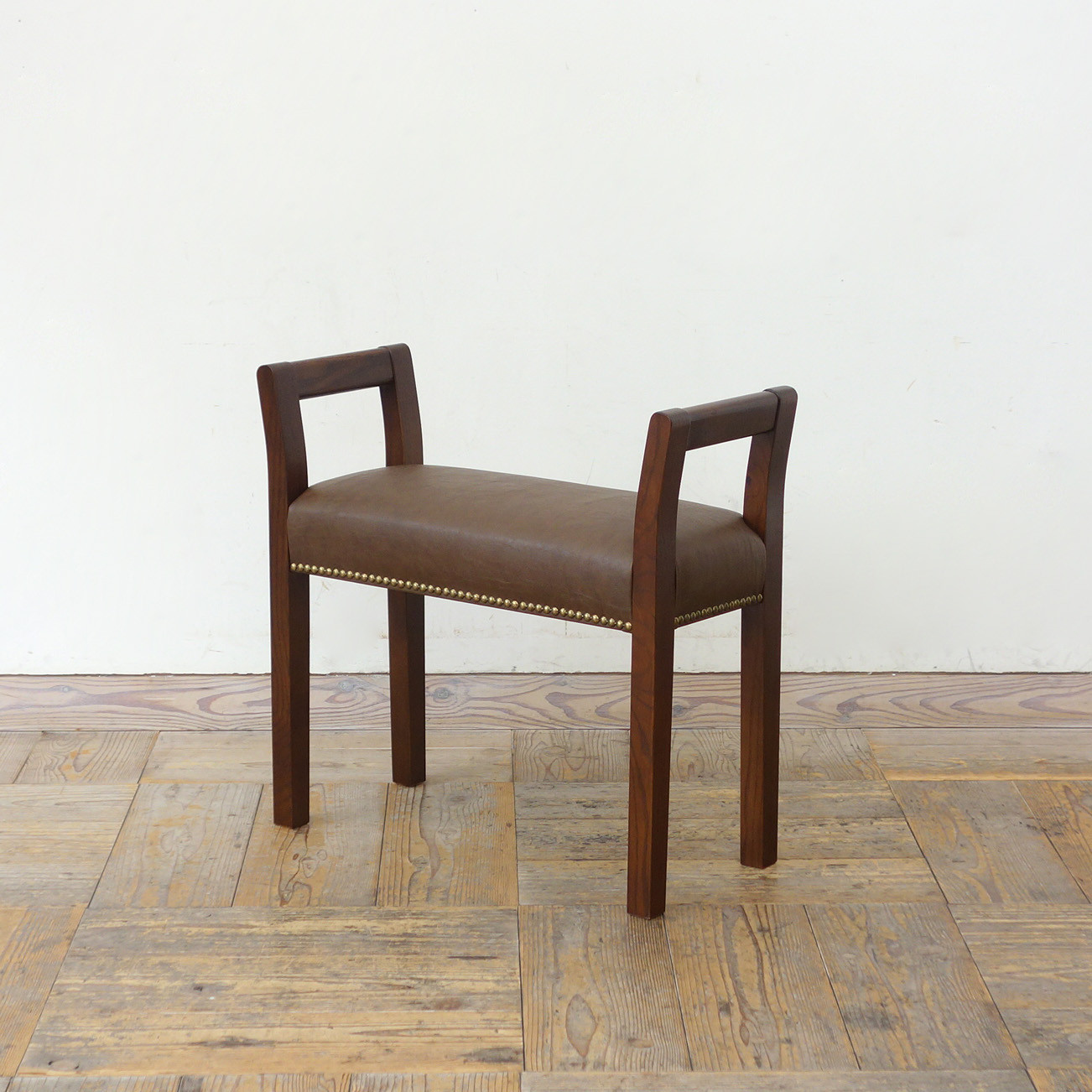 玄関スツールダブルアーム（BR×Ba-07 ダークブラウン）オプション：鋲打仕様