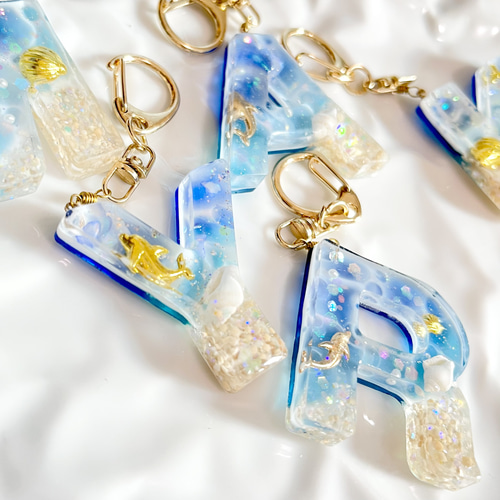 暗闇で光る海のイニシャルキーホルダー キーホルダー Meisa 通販