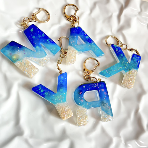 暗闇で光る海のイニシャルキーホルダー キーホルダー Meisa 通販