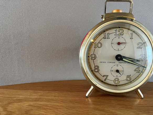 国産の古いレトロな目覚まし時計　SEIKO 置き時計 ゼンマイ式 CORONA REPEAT JEWELS 2枚目の画像