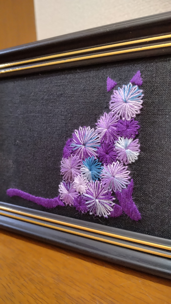 パープルの猫刺繍フレーム 2枚目の画像