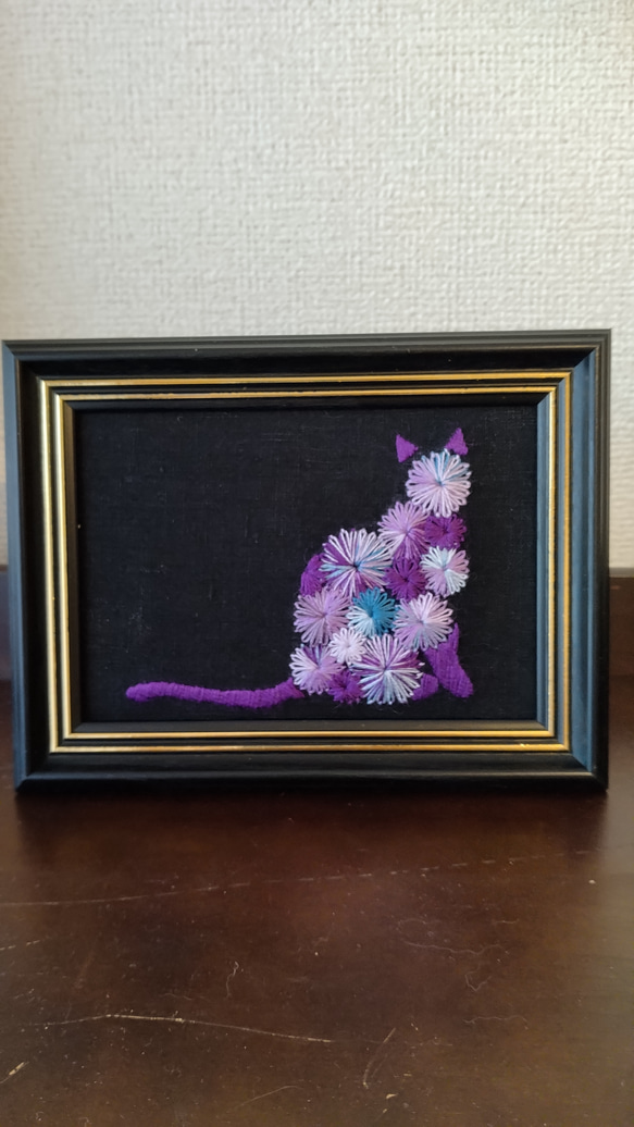 パープルの猫刺繍フレーム 1枚目の画像