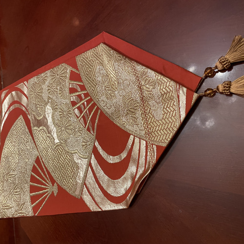 2320朱赤と金の豪華刺繍の袋帯リメイク タッセル付き正絹テーブル
