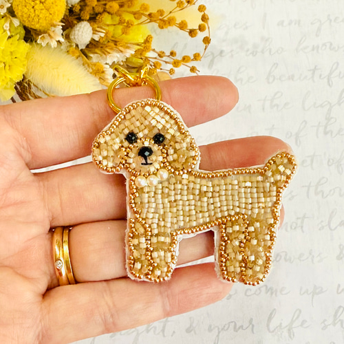 【ハシブトガラス】ビーズ刺繍ブローチバッグチャーム 2way】ビーズ刺繍のうちの子ブローチ、バッグチャーム・白ラブ