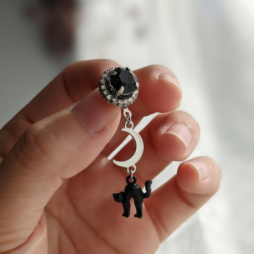黒猫のピアス〈やんのかステップ〉 ピアス（スタッド・一粒） 縁側cafe