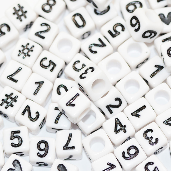 レタービーズ 数字 ハート シャープ 白地 黒文字 ６ｍｍキューブ プラビーズ ２０グラム入りミックスパック SU１ 1枚目の画像