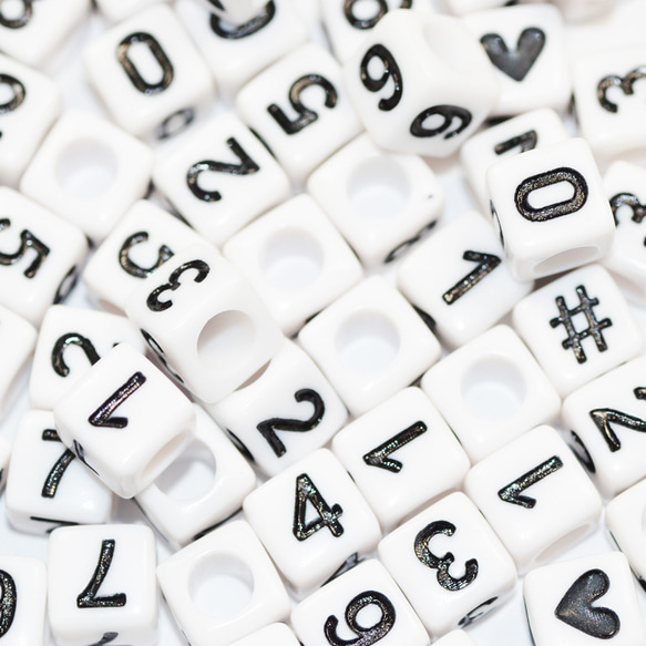 レタービーズ 数字 ハート シャープ 白地 黒文字 ６ｍｍキューブ プラビーズ ２０グラム入りミックスパック SU１ 3枚目の画像